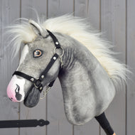 Hobby Horse Silver Moon od LarDen, šedobílá plyšová koňská hlava s černou ohlávkou