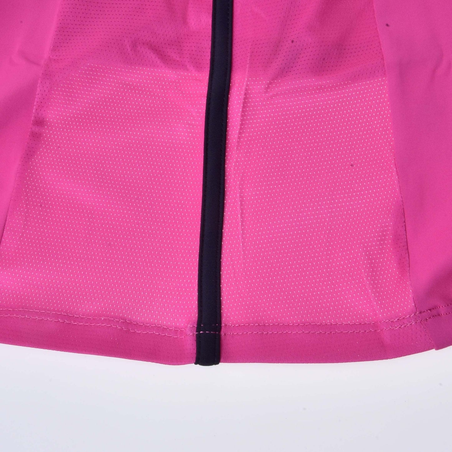 Detail spodní části Sportovního trika LarDen Pink od Hobby Horse LarDen ze spandexu s černým svislým zipem uprostřed a malými bílými tečkami na pravé straně zipu.
