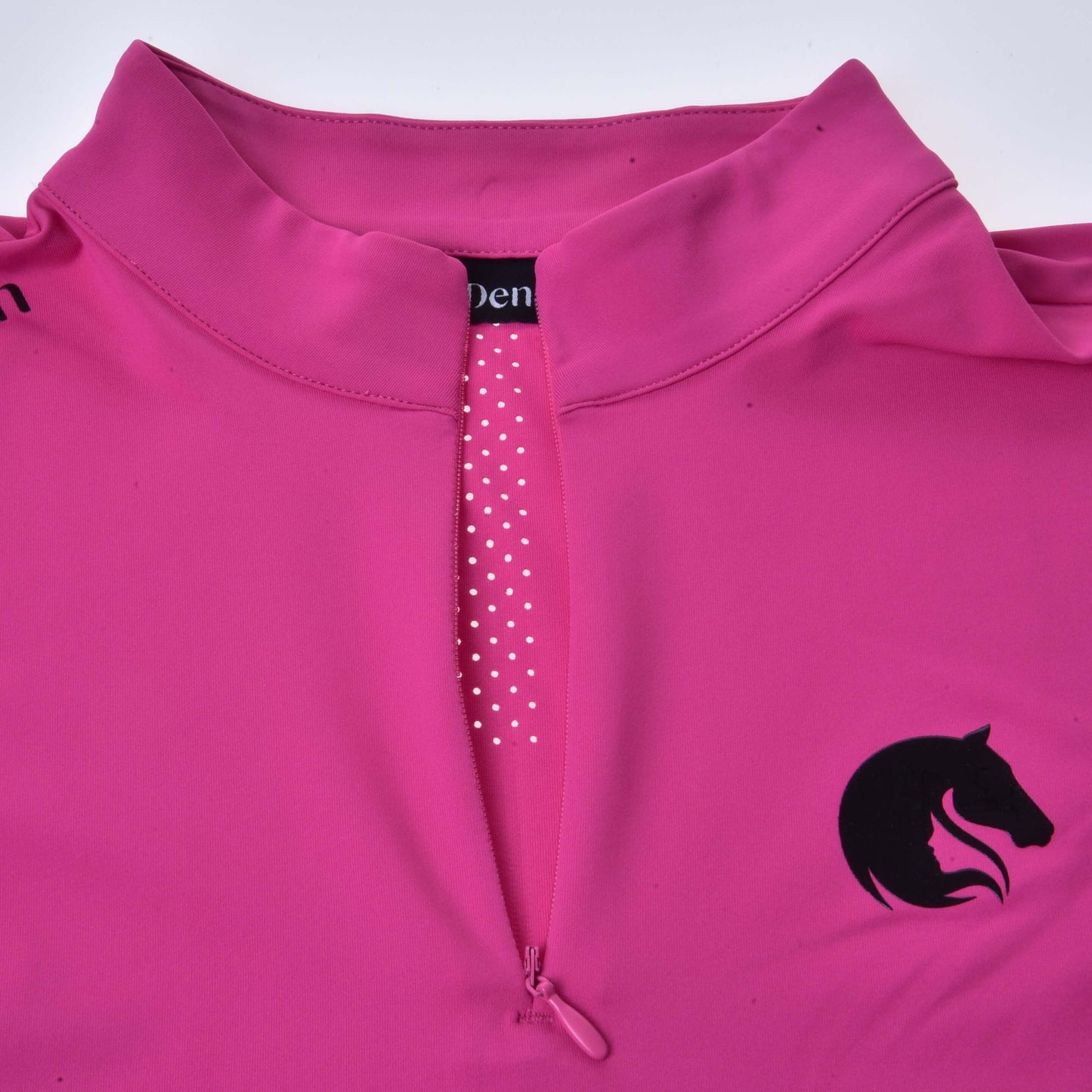 Sportovní triko LarDen Pink od Hobby Horse LarDen, zářivě růžové sportovní triko s límcem, krátkými rukávy, předním polovičním zipem lemovaným bílými puntíky a černým logem koňské hlavy na hrudi.