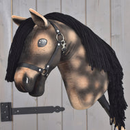Hobby Horse Stormy s černou ohlávkou od Hobby Horse LarDen s hnědou plyšovou hlavou, černou přízovou hřívou, černou ohlávkou a lesklýma knoflíkovýma očima, nasazený na dřevěné tyči na světlém dřevěném pozadí – okouzlující kus inspirovaný duchem hannoverského hřebce.