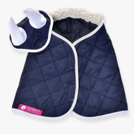 Set Thermo Blue od Hobby Horse LarDen je tmavě modrý prošívaný kabátek pro mazlíčka s bílým lemováním, kapucí se dvěma vycpanými bílými rohy pro vzhled nosorožce a měkkou huňatou podšívkou, inspirovaný klasickými designy dek pro Hobby Horse.