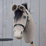 Hobby Horse Thor s černou ohlávkou od Hobby Horse LarDen, s měkkou šedou hlavou, černou hřívou a postrojem na dřevěné tyči, na pozadí světlých dřevěných panelů.