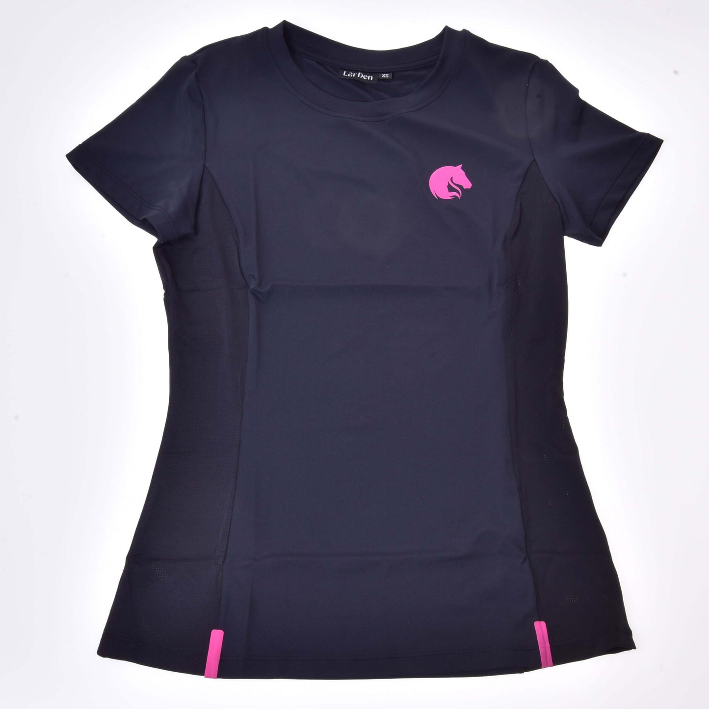Triko LarDen Active Black od Hobby Horse LarDen je přiléhavé sportovní triko s krátkým rukávem v černé barvě s růžovými akcenty, růžovým logem koňské hlavy na levé straně hrudi a dvěma růžovými poutky u lemu. Je vyrobené z měkkého spandexu a je zobrazené naplocho na bílém podkladu.