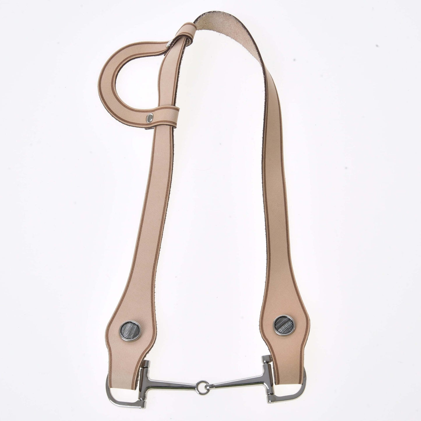 Uzdečka western jednouška od Hobby Horse LarDen ze světle hnědé kvalitní kůže s kruhovým očkem, dvěma kovovými patentkami a přiloženým udidlem na bílém pozadí.