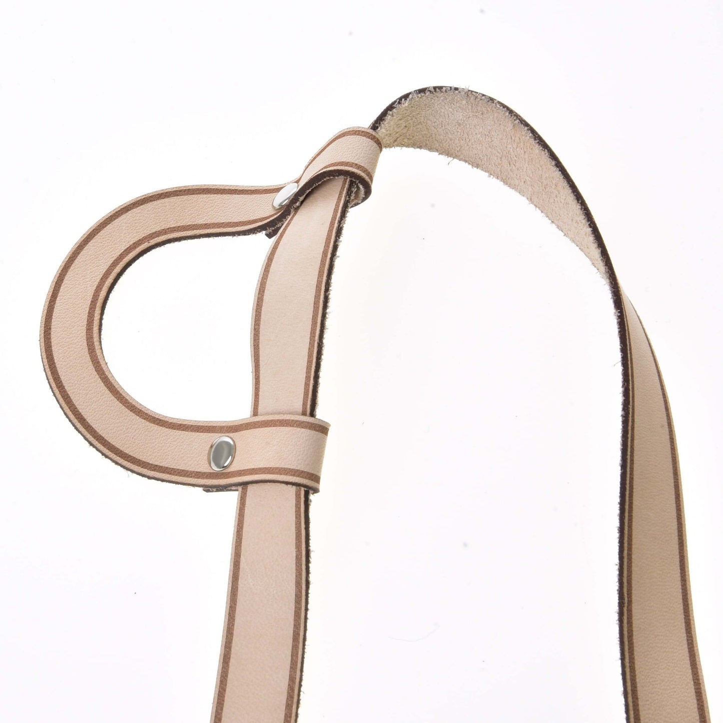 Detail uzdečky western jednouška od Hobby Horse LarDen se světle hnědým koženým řemínkem, kovovými nýty, oválným očkem a nezačištěnými okraji na jednoduchém bílém pozadí.