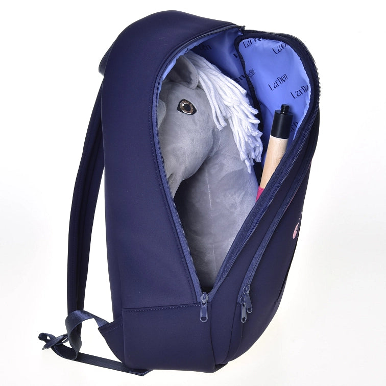 Tmavě modrý batoh je rozepnutý a uvnitř odhaluje šedou hračku Hobby Horse s bílou hřívou a dřevěnou tyčí. Vnitřní podšívka batohu je světle modrá s opakujícím se textem Laviu – ideální společník pro dobrodružství s Hobby Horsing.