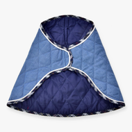 Deka Beautiful Jeans od Hobby Horse LarDen, prošívaný modrý a tmavě modrý pet coat s bílým lemováním a kostkovaným okrajem, se zakřiveným překrývajícím se střihem a kosočtvercovým prošíváním, zobrazený naplocho na bílém pozadí.