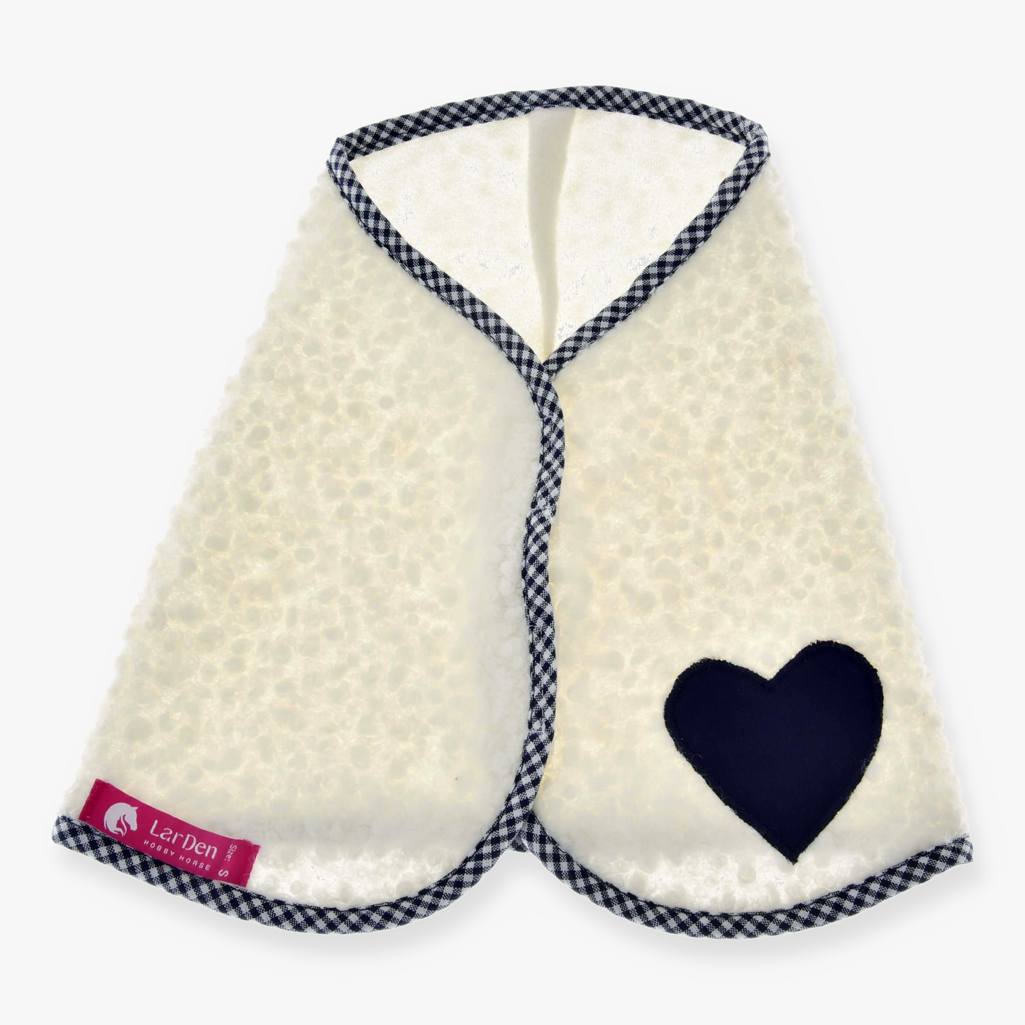 Deka Cube Blue od Hobby Horse LarDen, modrý texturovaný bryndák s černým gingham lemem, černou nášivkou ve tvaru srdce v jednom rohu a růžovým štítkem, stylizovaný tak, aby evokoval útulnost teplé koňské deky.