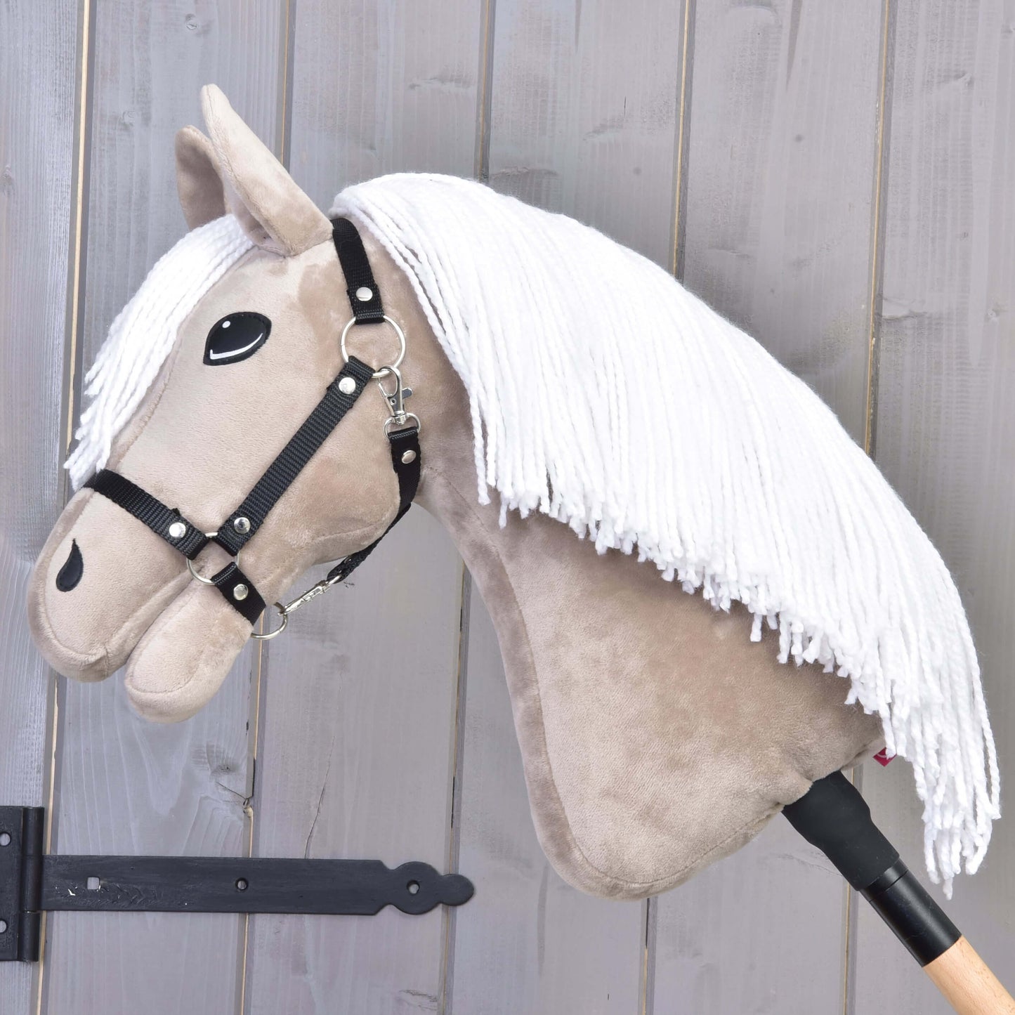 Hobby Horse Blondie s černou ohlávkou od Hobby Horse LarDen má béžový obličej, bílou hřívu a dřevěnou tyč – ideální pro každého rodinného nadšence do koní.