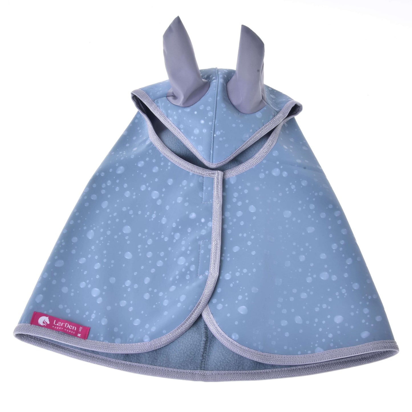 Pláštěnka Blue Drops od Hobby Horse LarDen, světle modrá pláštěnka pro mazlíčky se vzorem kapek vody, světle šedým lemováním, dvěma šedými akcenty ve tvaru uší na kapuci a růžovým štítkem „Let Rain“ — ideální do každého počasí.