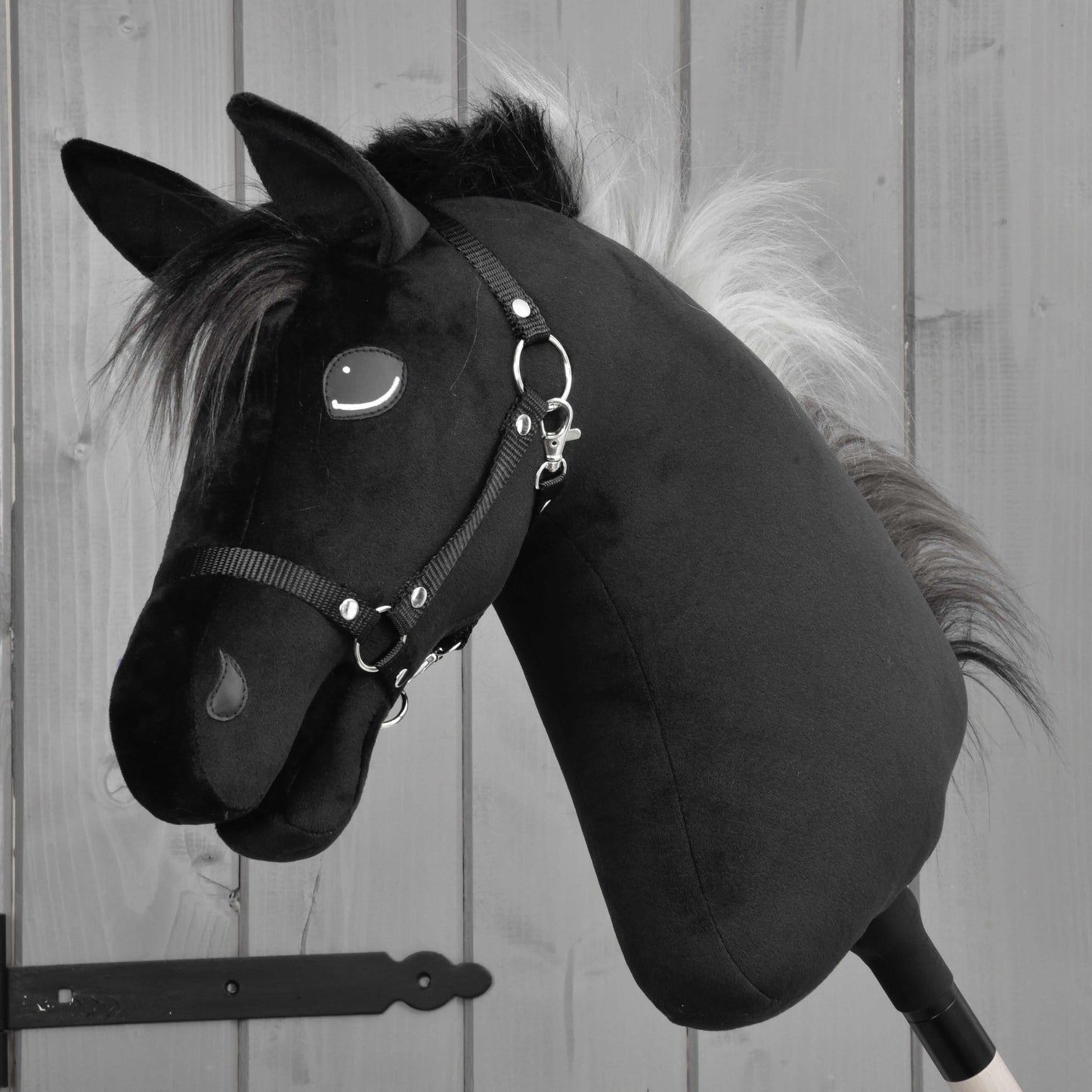 Hobby Horse Bond s černou ohlávkou od Hobby Horse LarDen, výrazný černý plyšový Hobby Horse hřebec inspirovaný hannoverským koněm, s uzdečkou a dřevěnou tyčí – ideální volba pro každého nadšence do Hobby Horse Bond.