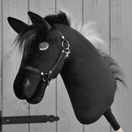 Hobby Horse Bond s černou ohlávkou od Hobby Horse LarDen, výrazný černý plyšový Hobby Horse hřebec inspirovaný hannoverským koněm, s uzdečkou a dřevěnou tyčí – ideální volba pro každého nadšence do Hobby Horse Bond.