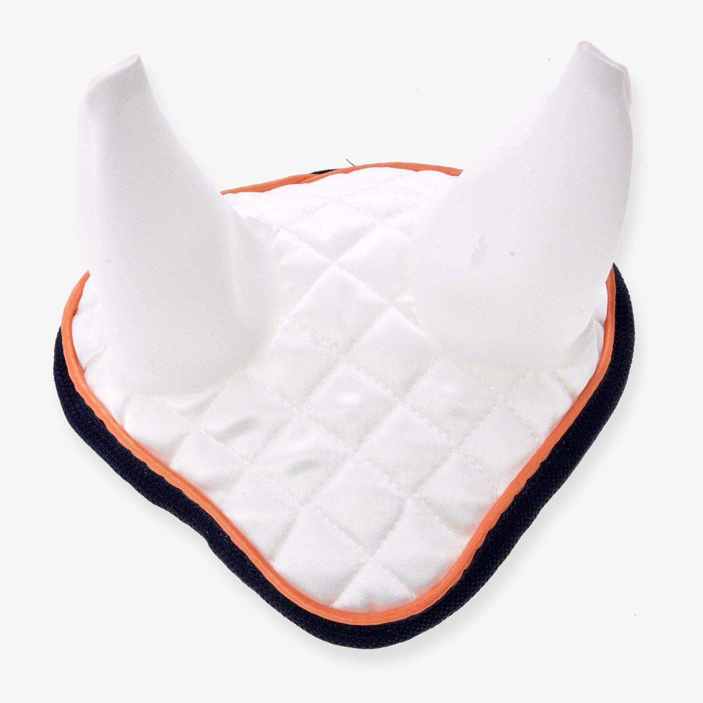 Čabraka Speedy od Hobby Horse LarDen, bílá prošívaná trojúhelníková podložka se dvěma vzpřímenými látkovými kužely a oranžovým lemováním, navržená pro ochranu proti mouchám a připomínající čabraku pro hobby horse.