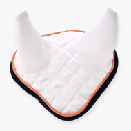 Čabraka Speedy od Hobby Horse LarDen, bílá prošívaná trojúhelníková podložka se dvěma vzpřímenými látkovými kužely a oranžovým lemováním, navržená pro ochranu proti mouchám a připomínající čabraku pro hobby horse.