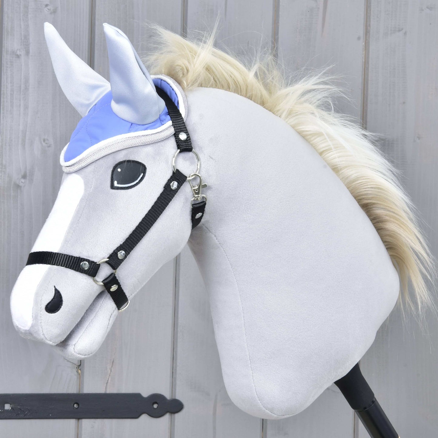 Čabraka Light Violett od Hobby Horse LarDen na plyšovém Hobby Horse se světle šedým tělem, bílou hřívou a černou uzdečkou na dřevěném pozadí.