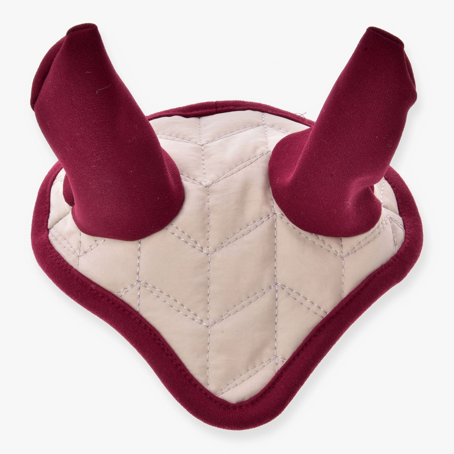 Čabraka Maroon Star od Hobby Horse LarDen, prošívaná čabraka ve tvaru V se dvěma kaštanově červenými polstrovanými kryty uší pro ochranu proti hmyzu, navržená pro Hobby Horses a zobrazená na bílém pozadí.