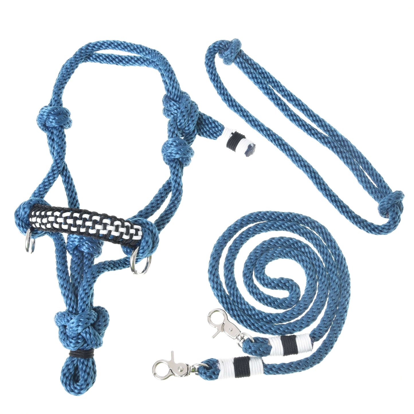 Provazový set Chess od Hobby Horse LarDen obsahuje modrou provazovou ohlávku a vodítko s kovovými karabinami a černo-bílým tkaným detailem, ideální pro hobby horses nebo cordeo otěže, zobrazeno na bílém pozadí.