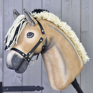 Hobby Horse Colby s černou ohlávkou od Hobby Horse LarDen s béžovým tělem, krémovo-černou přízovou hřívou a černou ohlávkou, zobrazený na světle šedém dřevěném pozadí.