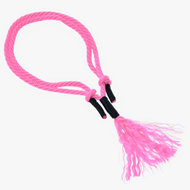 Nákrčník Pink Festive od Hobby Horse LarDen, výrazně růžové ručně pletené lano s uzlovými smyčkami, černě omotanými konci a roztřepenými střapci, ideální pro ježdění bez uzdečky nebo jako cordeo doplněk pro Hobby Horse.