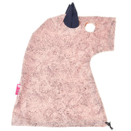 Hobby Horse ochranný oblek Cosmos (Lycra) od Hobby Horse LarDen je růžový se vzory, má tmavě modré ucho, otvor na ucho a růžový značkový štítek na boku, navržený tak, aby se nasadil přes hlavu vašeho Hobby Horse.