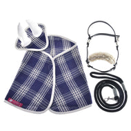 Set Cube (čabraka, deka, ohlávka s beránkem, vodítko) od Hobby Horse LarDen – s dekou, čabrakou, vodítkem a ohlávkou s beránkem – stylově uspořádaný na bílém pozadí.