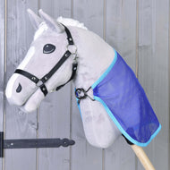 Šedá hračka Hobby Horse LarDen s černou uzdečkou a bílou hřívou má na sobě modrou Deka proti hmyzu. Kůň má oči ve stylu kreslené postavičky a je umístěný před dřevěnou stěnou.