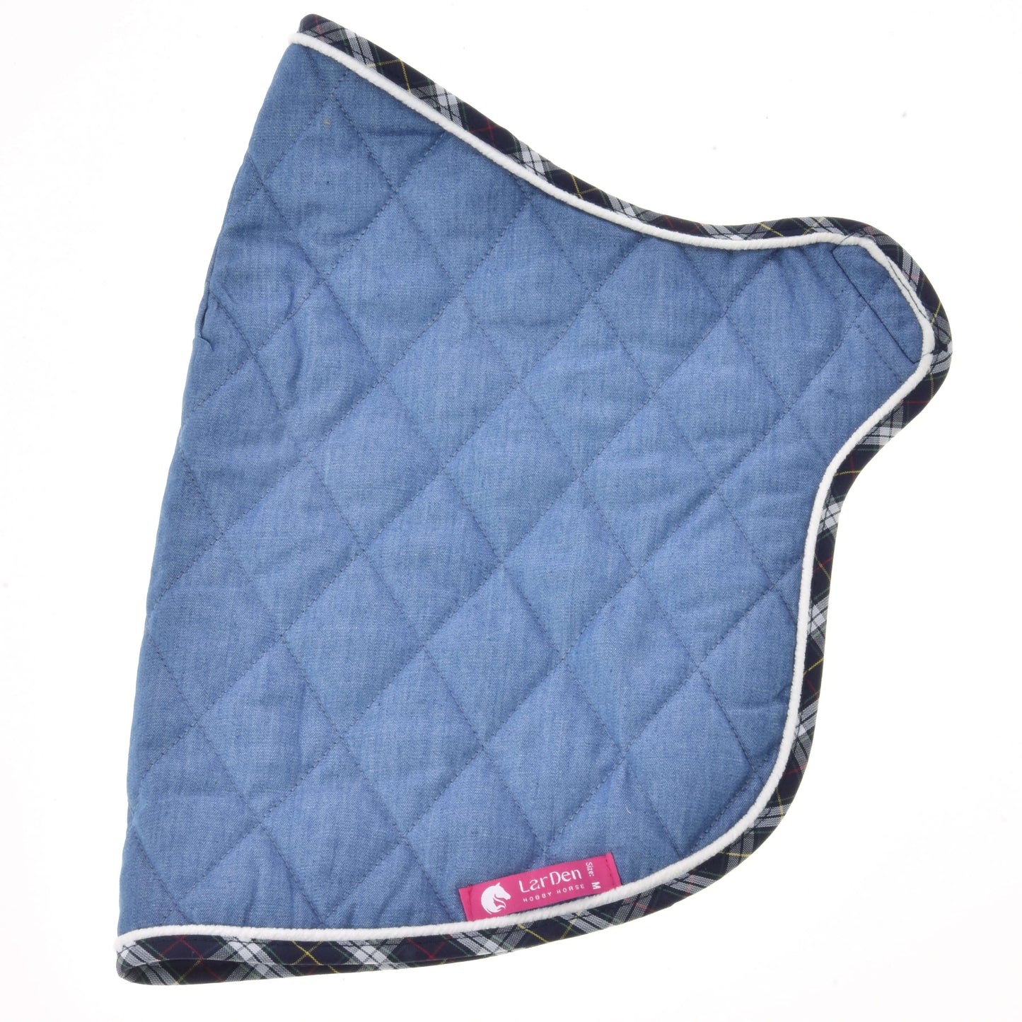 Psí kabátek Blanket Beautiful Jeans od Hobby Horse LarDen s modrou prošívanou látkou, bílou paspulkou, károvaným lemováním okrajů a růžovým štítkem s bílým textem. Zobrazený naplocho na bílém pozadí.