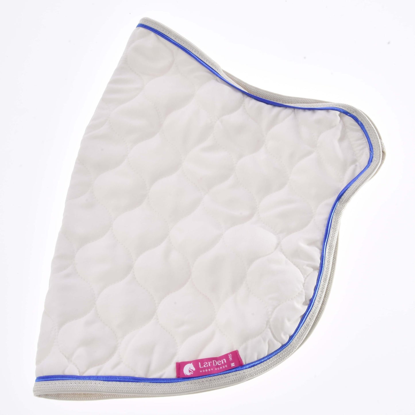 Deka Cream Pearl od Hobby Horse LarDen, bílá prošívaná deka pro koně se zakřivenými okraji, béžovou a modrou paspulkou a růžovým štítkem LarDen – stylová ochrana pro vašeho koně, zobrazená na bílém pozadí.