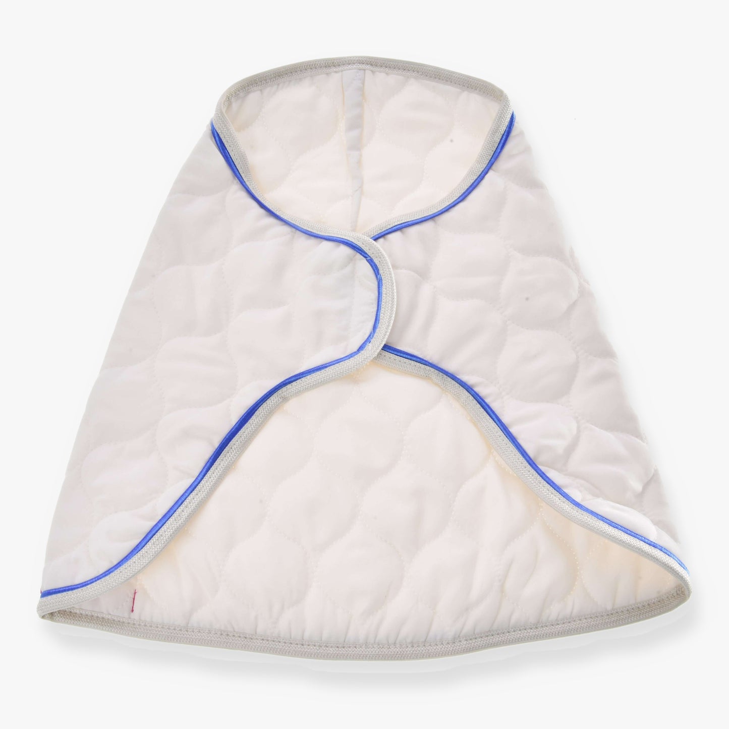 Deka Cream Pearl od Hobby Horse LarDen, bílá prošívaná oválná tréninková deka pro koně s šedým okrajem a modrým lemováním, složená do zavinovacího tvaru a vyfotografovaná na čistě bílém pozadí.