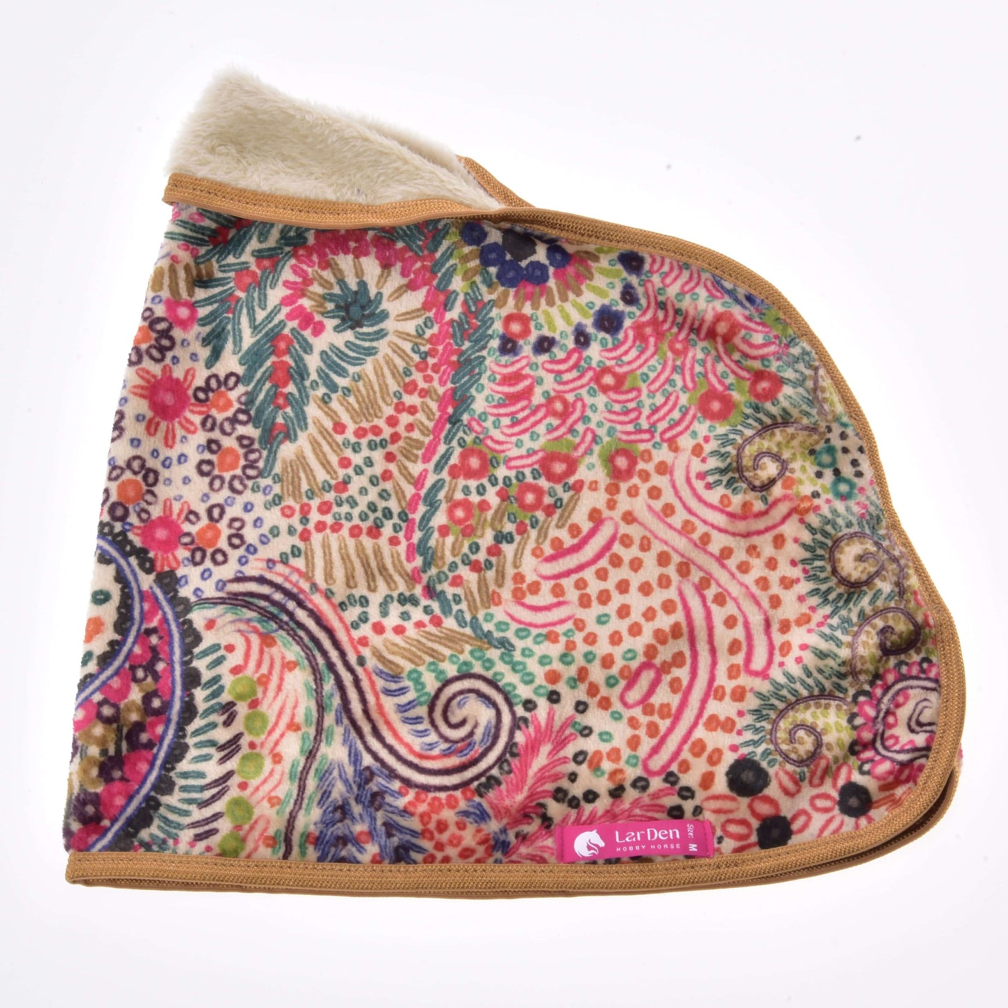 Výrazná kapuce Deka Jungle s paisley vzorem od Hobby Horse LarDen má béžový lem, měkký krémový vnitřek a je zobrazená naplocho na bílém pozadí. Růžový štítek se značkou dodává styl pro trénink nebo ochranu koně.