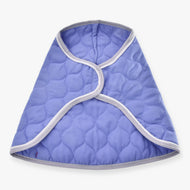 Deka Light Violett od Hobby Horse LarDen, prošívaná světle fialová ochranná deka pro koně s bílým lemováním a designem podobným pláštěnce, zobrazená na bílém pozadí.