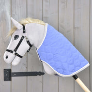 Šedý Hobby Horse s černou uzdečkou a dekou Hobby Horse LarDen "Blanket Light Violett" je nasazený na tyči a zobrazený před světlou dřevěnou stěnou.
