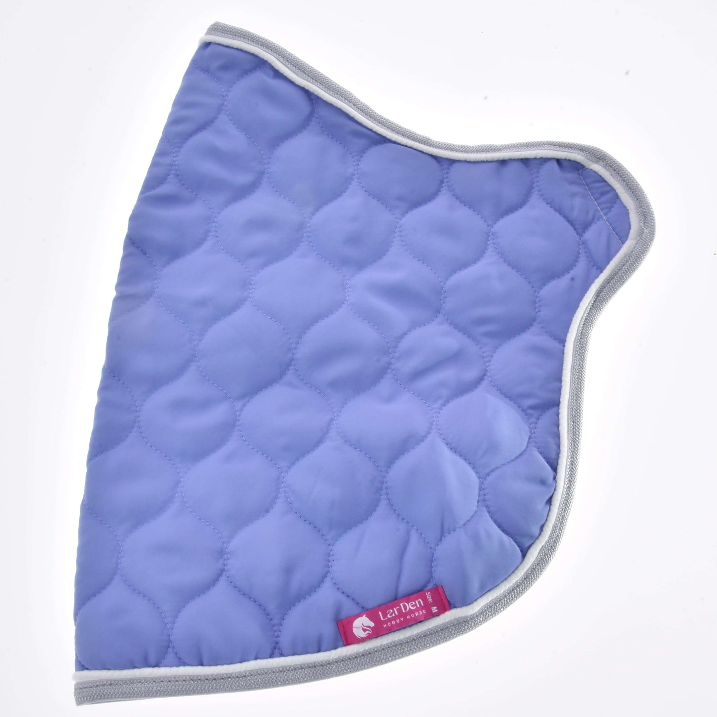 Deka Light Violett od Hobby Horse LarDen, prohnutá a prošívaná, se šedým lemováním a malým červeným štítkem „Lari Dee II“, zobrazená na bílém pozadí.