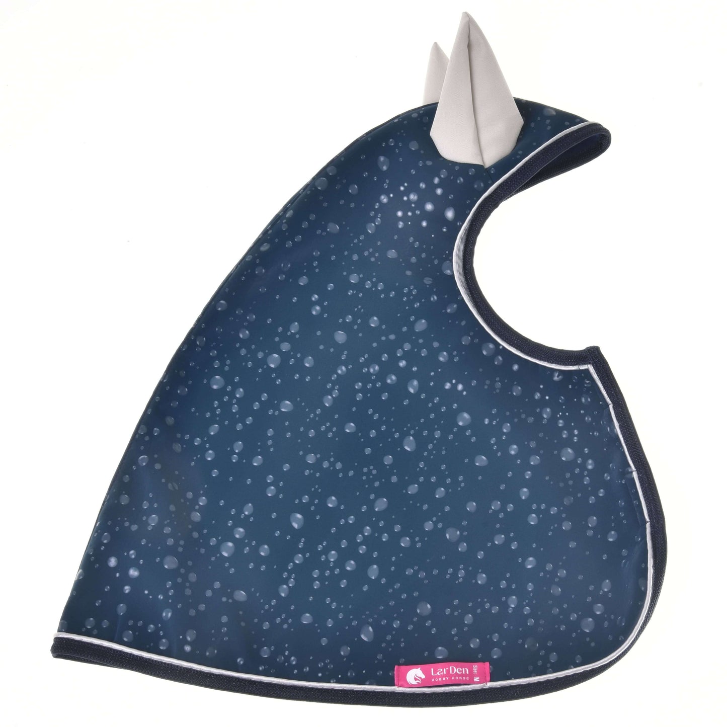 Pláštěnka Derby od Hobby Horse LarDen je tmavě modrá pláštěnka do každého počasí se vzorem dešťových kapek, šedými oušky nahoře, černým lemováním a růžovým štítkem u spodního okraje.