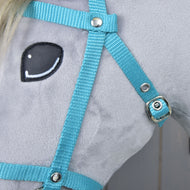 Uzdečka z popruhu Turquoise od Hobby Horse LarDen, detail plyšové hračky koně ze světle šedé látky s černobíle vyšitým okem.