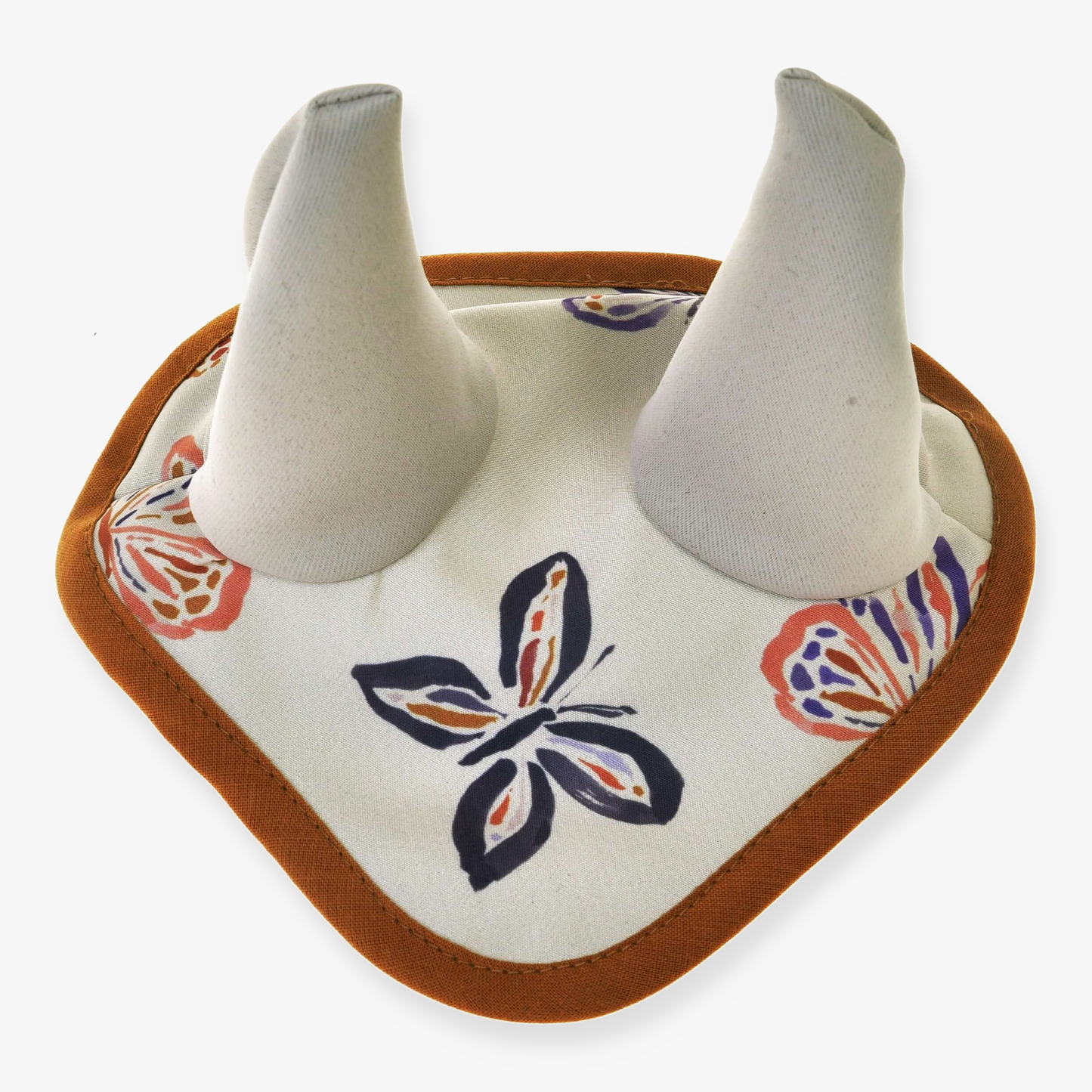 Čabraka Butterfly od Hobby Horse LarDen, látkový bryndák s měkkými bílými růžky a barevným motýlím vzorem, inspirovaný čabrakami proti hmyzu a zakončený hnědým lemem.