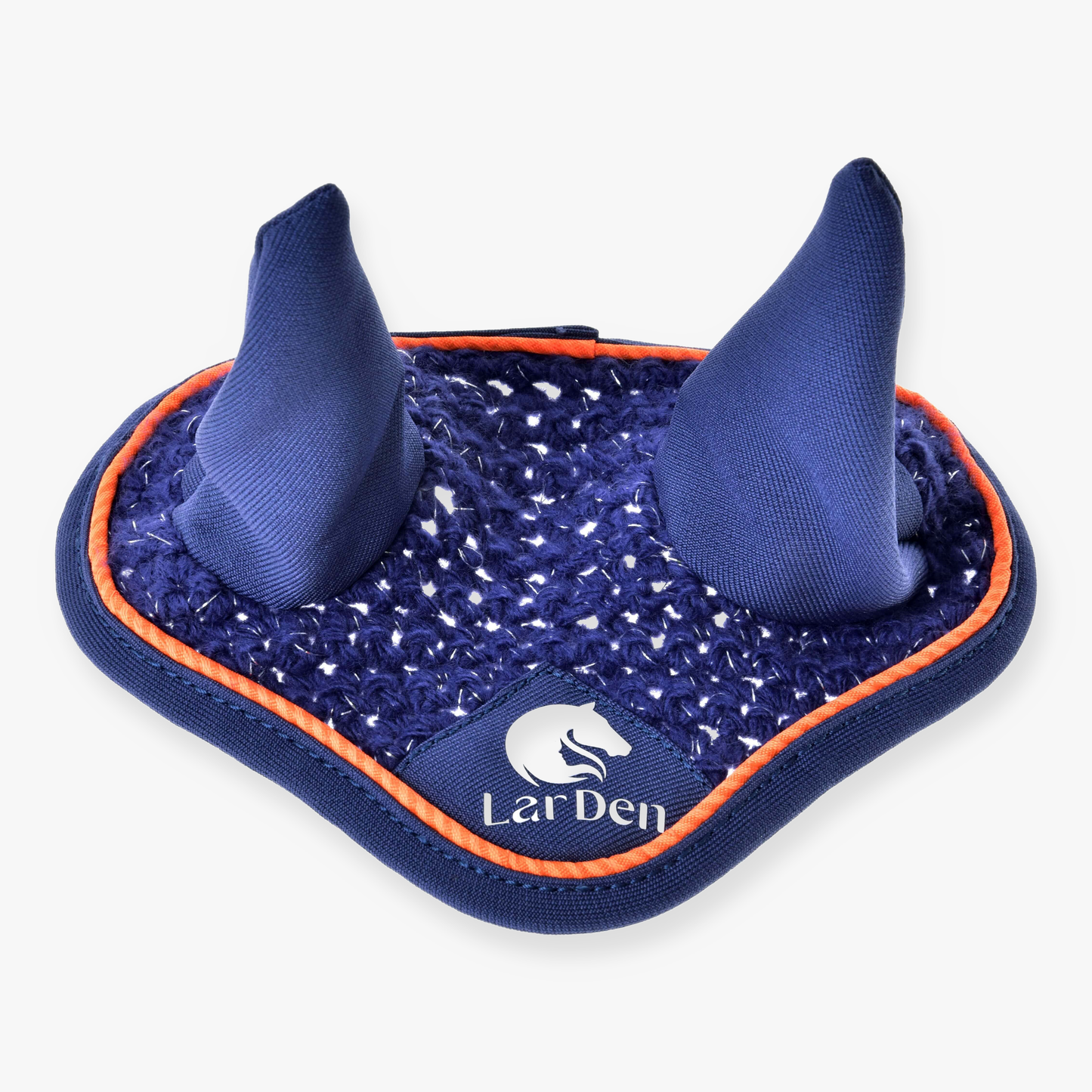 Čabraka háčkovaná Blue sport od Hobby Horse LarDen se dvěma vzpřímenými ušima, oranžovým lemem, ochranou proti hmyzu a bílým logem koňské hlavy s textem „LarDen“ na přední straně.