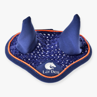 Čabraka háčkovaná Blue sport od Hobby Horse LarDen se dvěma vzpřímenými ušima, oranžovým lemem, ochranou proti hmyzu a bílým logem koňské hlavy s textem „LarDen“ na přední straně.