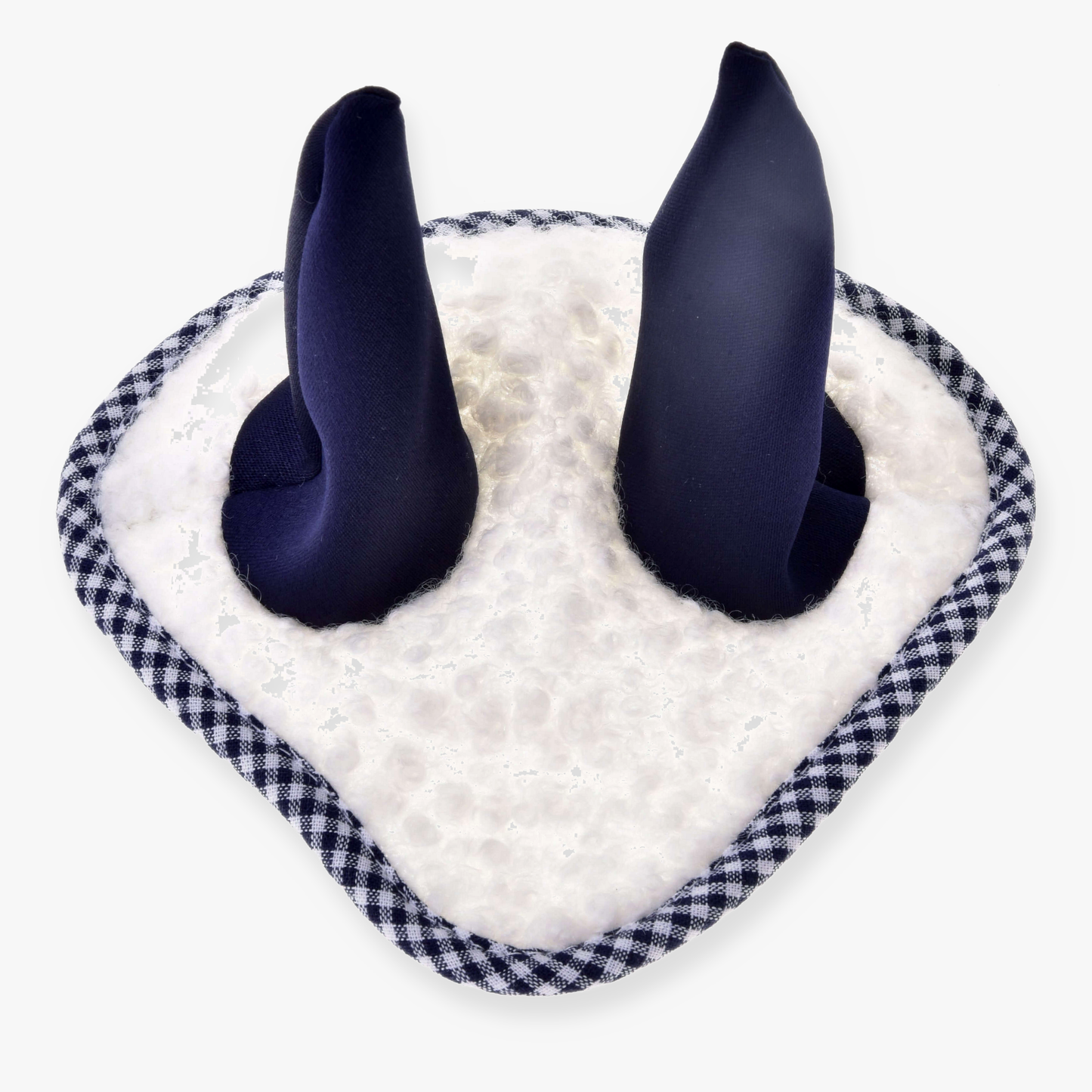 Čabraka Cube Blue od Hobby Horse LarDen, detailní záběr s měkkými tmavě modrými uši podobnými výstupky na bílé chlupaté základně a černo-bílým kostkovaným lemem pro stylovou ochranu proti hmyzu pro koně.