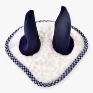 Čabraka Cube Blue od Hobby Horse LarDen, detailní záběr s měkkými tmavě modrými uši podobnými výstupky na bílé chlupaté základně a černo-bílým kostkovaným lemem pro stylovou ochranu proti hmyzu pro koně.