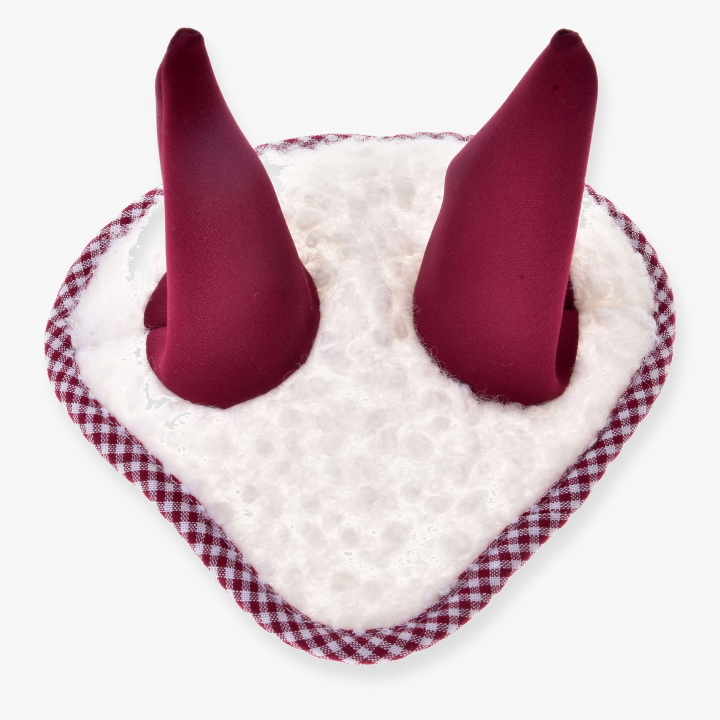 Čabraka Cube Red od Hobby Horse LarDen, bílý plyš ve tvaru srdce s červeným gingham lemem a dvěma vysokými vínovými kužely, připomínající hravou čabraku pro Hobby Horse.