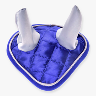 Čabraka DeLuxe Blue od Hobby Horse LarDen, modrý prošívaný látkový výrobek se dvěma vzpřímenými šedými látkovými kužely, zobrazený na bílém pozadí.
