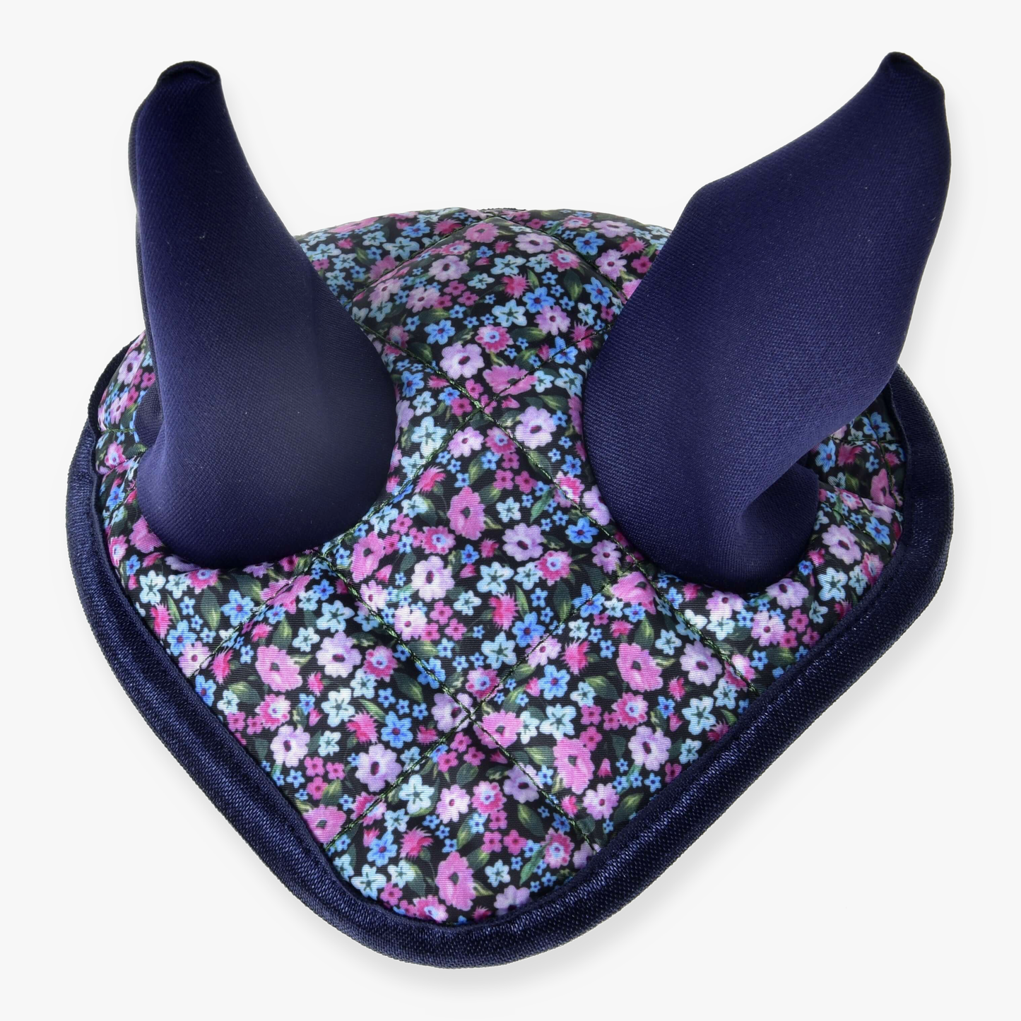 Čabraka Flower od Hobby Horse LarDen, s fialovou a modrou látkou na uších a spodní částí zdobenou malými růžovými, modrými a fialovými květy, poskytuje půvabný styl i účinnou ochranu proti hmyzu.