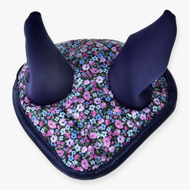 Čabraka Flower od Hobby Horse LarDen, s fialovou a modrou látkou na uších a spodní částí zdobenou malými růžovými, modrými a fialovými květy, poskytuje půvabný styl i účinnou ochranu proti hmyzu.