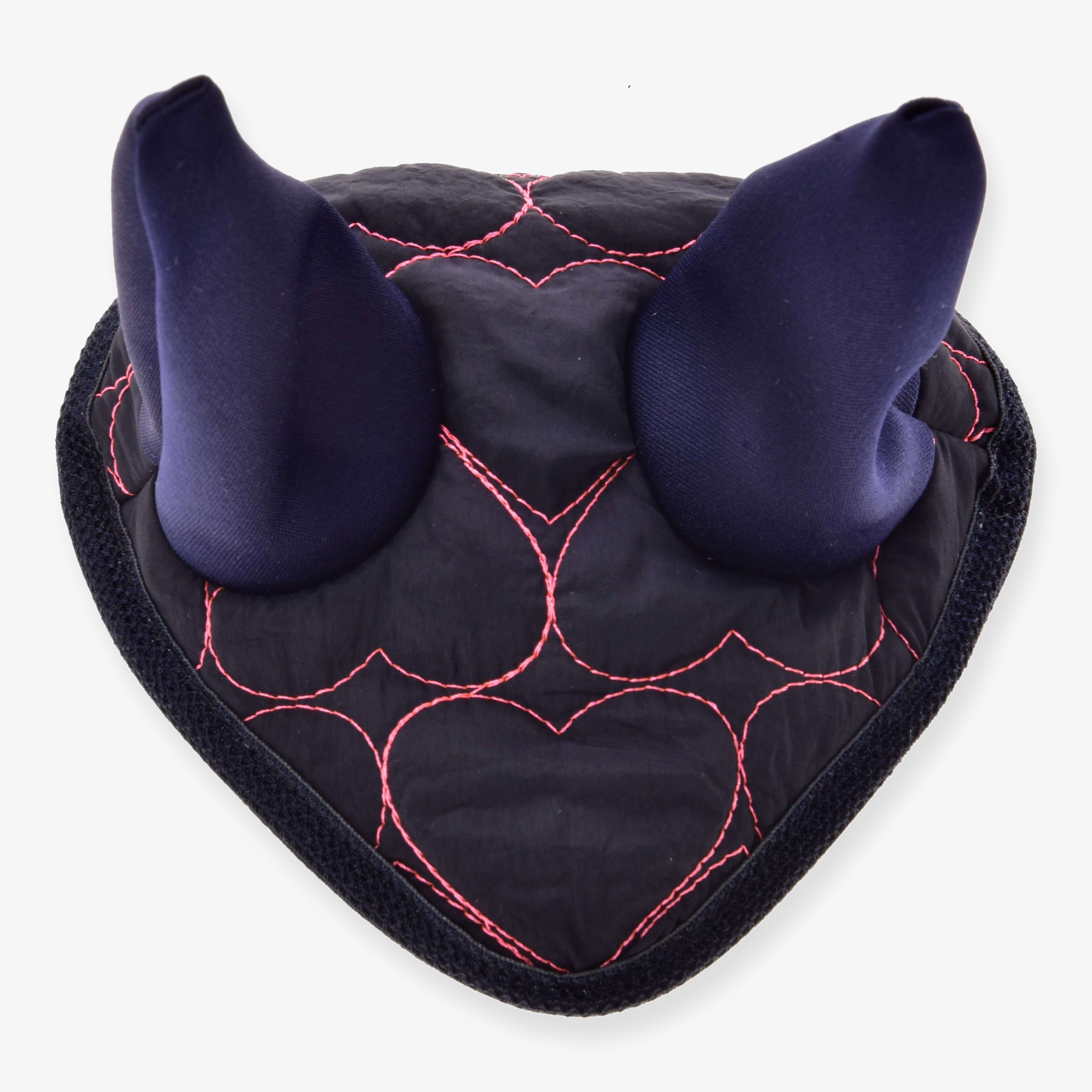 Čabraka Pink Heart od Hobby Horse LarDen, tmavý ozdobný doplněk pro koně ve tvaru srdce s polstrovanými špičkami připomínajícími rohy a červeným prošíváním, podobný ochraně proti hmyzu, zobrazený shora na bílém pozadí.