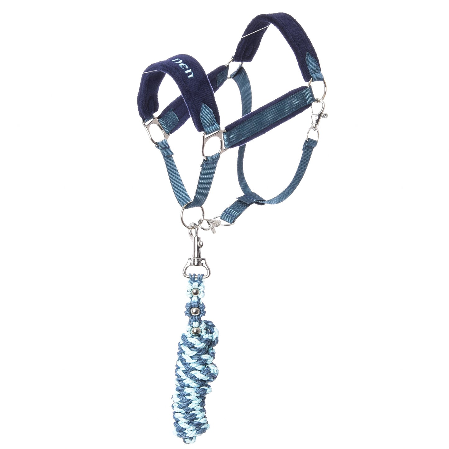 Set LarDen Exclusive Blue od Hobby Horse LarDen, modrá a tmavě modrá ohlávka s fleecovým nánosníkem a připojeným krouceným modrobílým vodítkem na bílém pozadí.