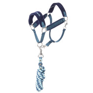 Set LarDen Exclusive Blue od Hobby Horse LarDen, modrá a tmavě modrá ohlávka s fleecovým nánosníkem a připojeným krouceným modrobílým vodítkem na bílém pozadí.