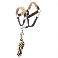 Set LarDen Exclusive Braun od Hobby Horse LarDen, béžovohnědá luxusní ohlávka s nastavitelnými popruhy, kovovými kroužky, měkkým fleecovým nánosníkem a pleteným černožlutým vodítkem na bílém pozadí.