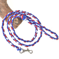 Hobby Horse - vodítko Flag CZ od Hobby Horse LarDen, v modré, červené a bílé barvě s kovovou karabinou a poutkem na ruku, stočené na dřevě – ideální pro vedení vašeho mazlíčka nebo jako vodítko pro Hobby Horse.
