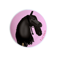 Kulatá samolepka ze Set Stickers 5 od Hobby Horse LarDen zobrazuje černého hobby horse s uzdečkou a zapletenou hřívou na růžovém pozadí, s nápisem „LarDen“ v červené barvě na pravé straně kruhu.